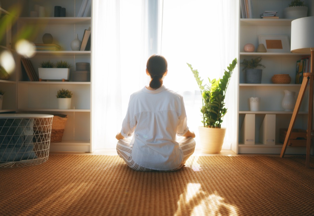 Mujer_meditando_en_casa