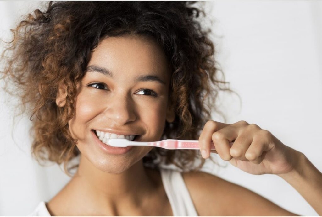 Mujer cepillandose los dientes