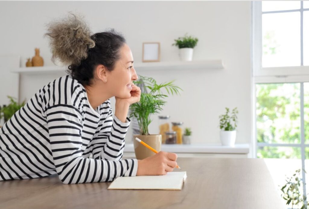 mujer anotando para simplificar su casa